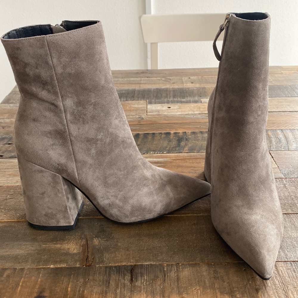 NWOT Alias Mae Ahara bootie in grey suede